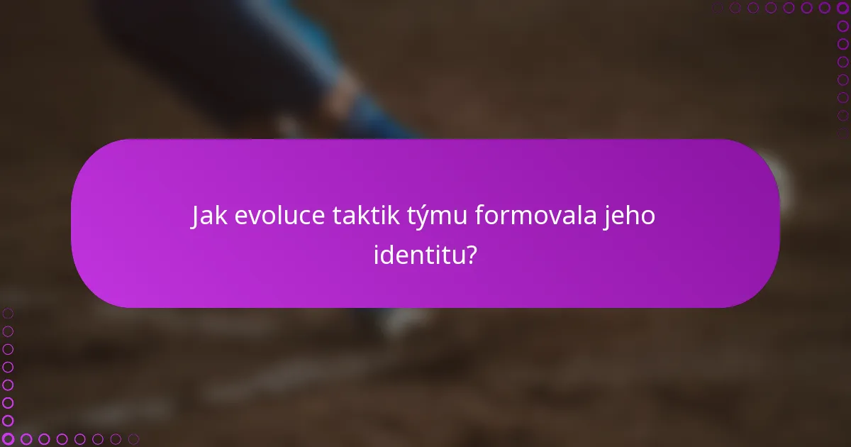 Jak evoluce taktik týmu formovala jeho identitu?